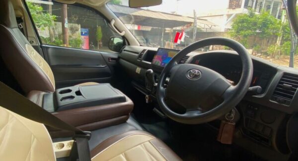 Hiace Commuter 15 Seats (5)